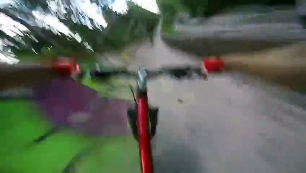2 riders en VTT font une descente sur une ancienne piste de bobsleigh abandonnée !