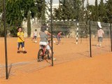 כתבת רדיו על הריסת חצר בית ספר רביבים בגני תקווה