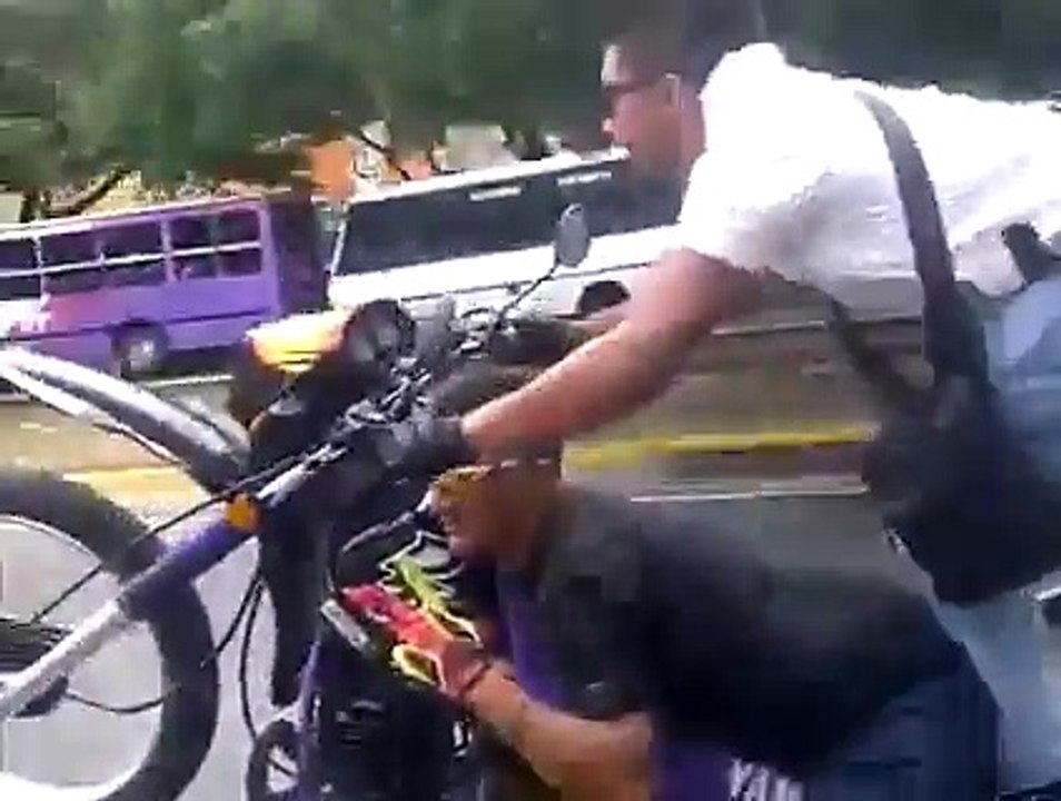 ¡Mosca! Así es como motorizados caraqueños transitan la Francisco Fajardo