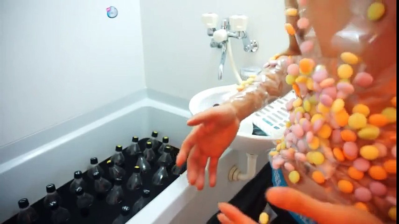 Kola dolu küvete Mentos ile giren japon