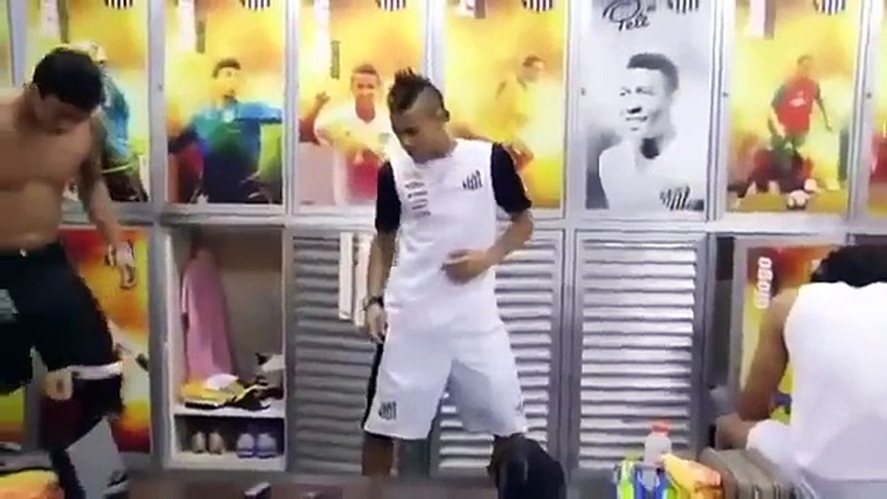 Neymar bailando en el vestuario ai se eu te peg...