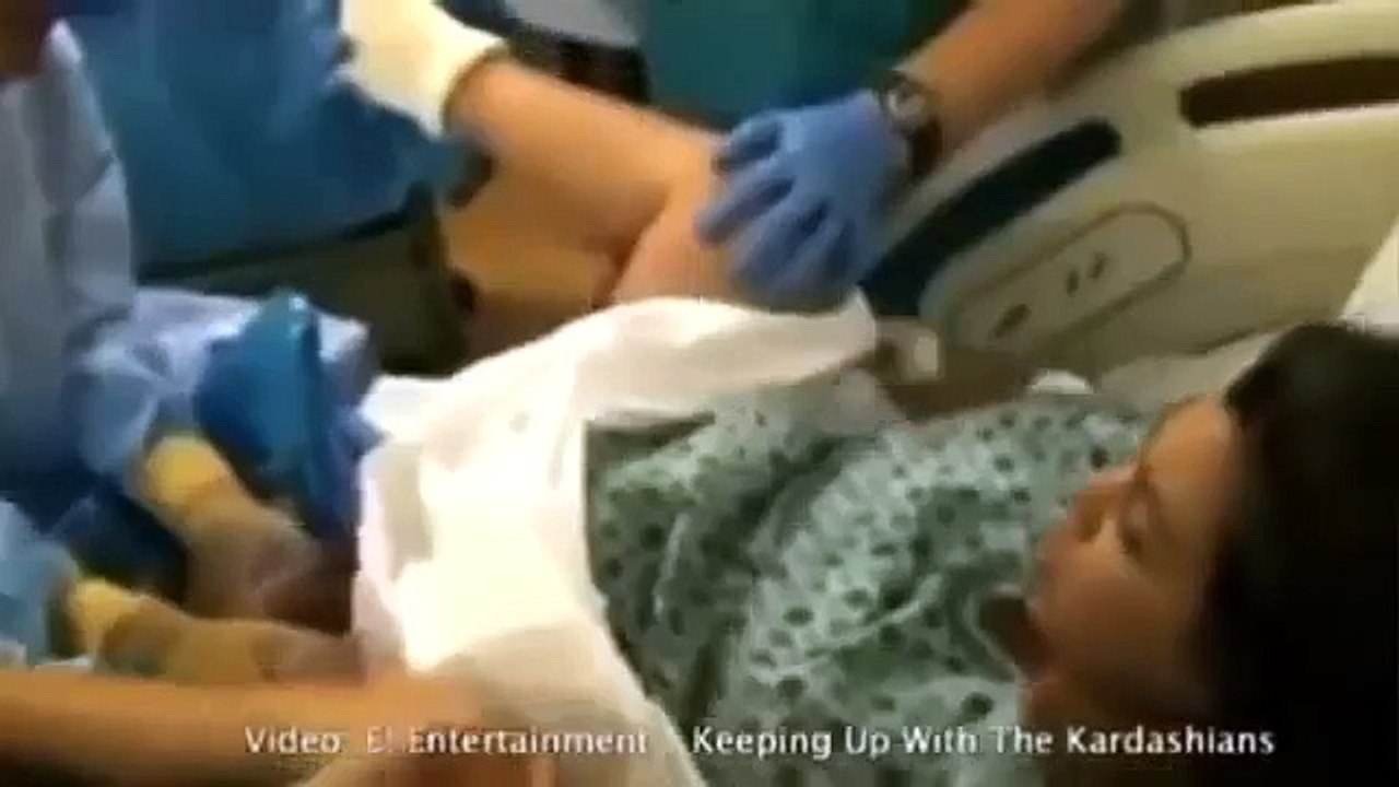 Kourtney Kardashian gives birth on TV