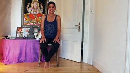 En voiture, en avion ou dans le train, se détendre avec quelques positions de yoga