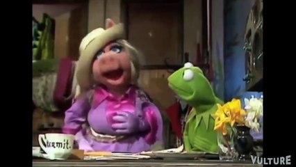 Miss Piggy SLAYS Rihanna's "Bitch Better Have My Money" | Hollyscoop News