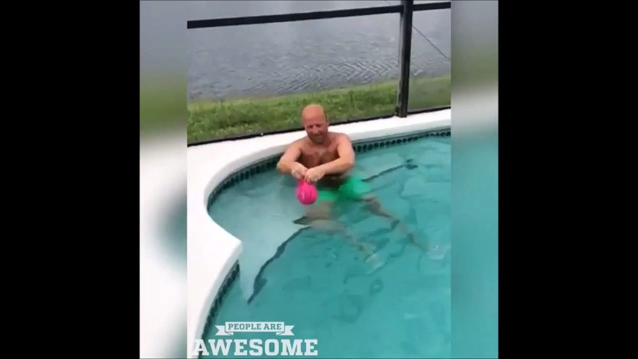 Comment mettre son bonnet de bain sans les mains