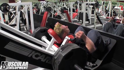 Dennis Wolf Trains Legs