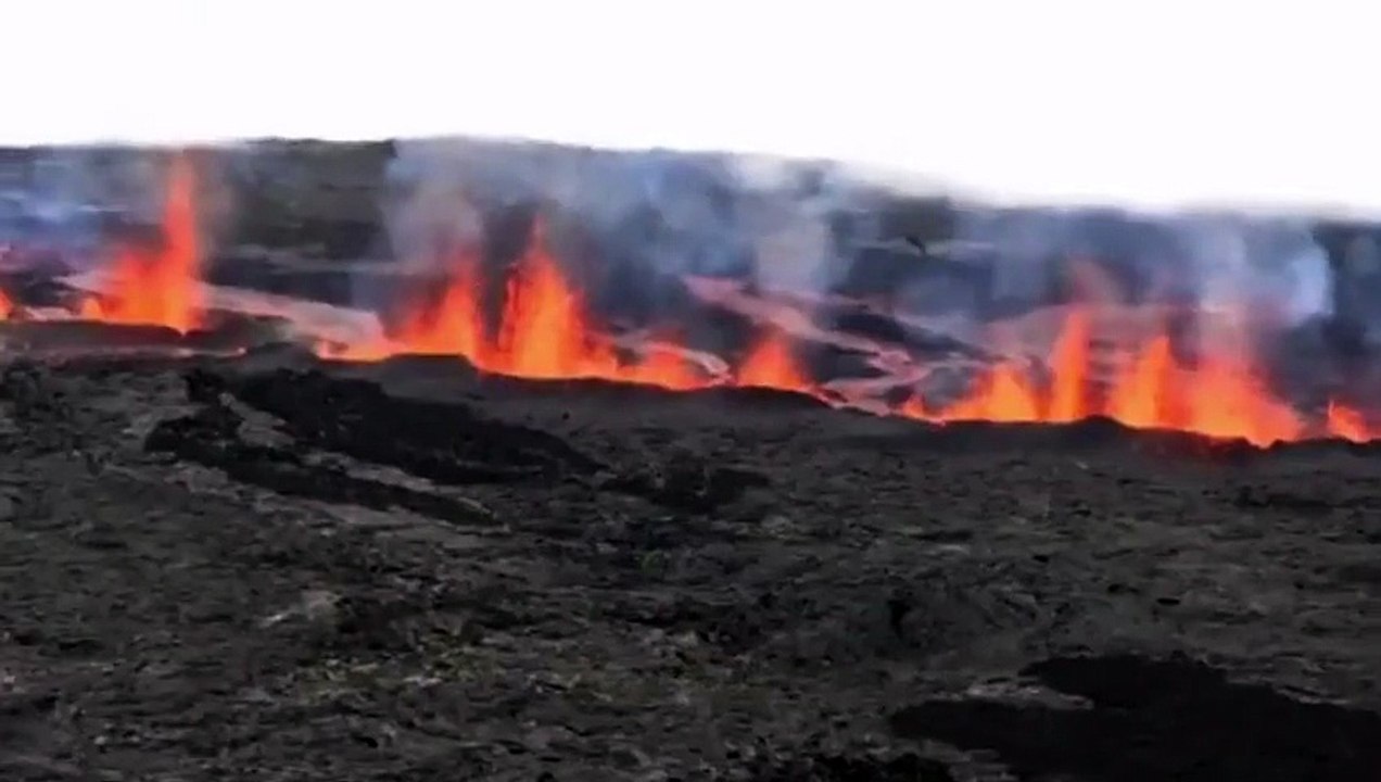 Réunion : les premières images de l'éruption du piton de la fournaise
