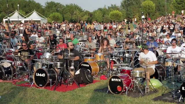 Vídeo de los 1.000 músicos de Cesena emociona a los Foo Fighters