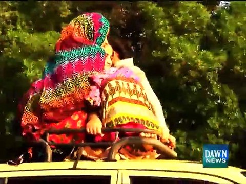کراچی شارع فیصل پر چار خواتین کا ٹیکسی کی چھت پربیٹھ کر سفر