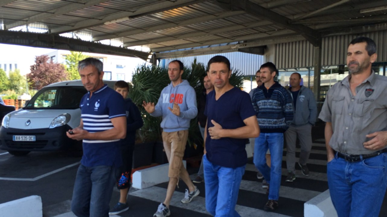 Les agriculteurs vérifient l'origine des produits chez les grossistes