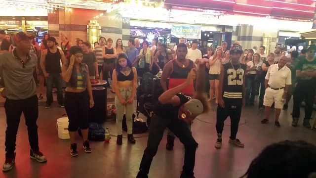 Des danseurs utilisent leurs bras comme si ils etaient cassés - Dingue