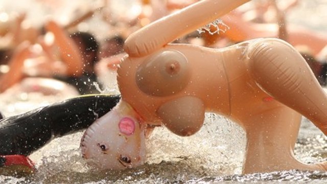 Un pêcheur confond un cadavre avec une poupée gonflable - ZAPPING ACTU HEBDO DU 01/08/2015