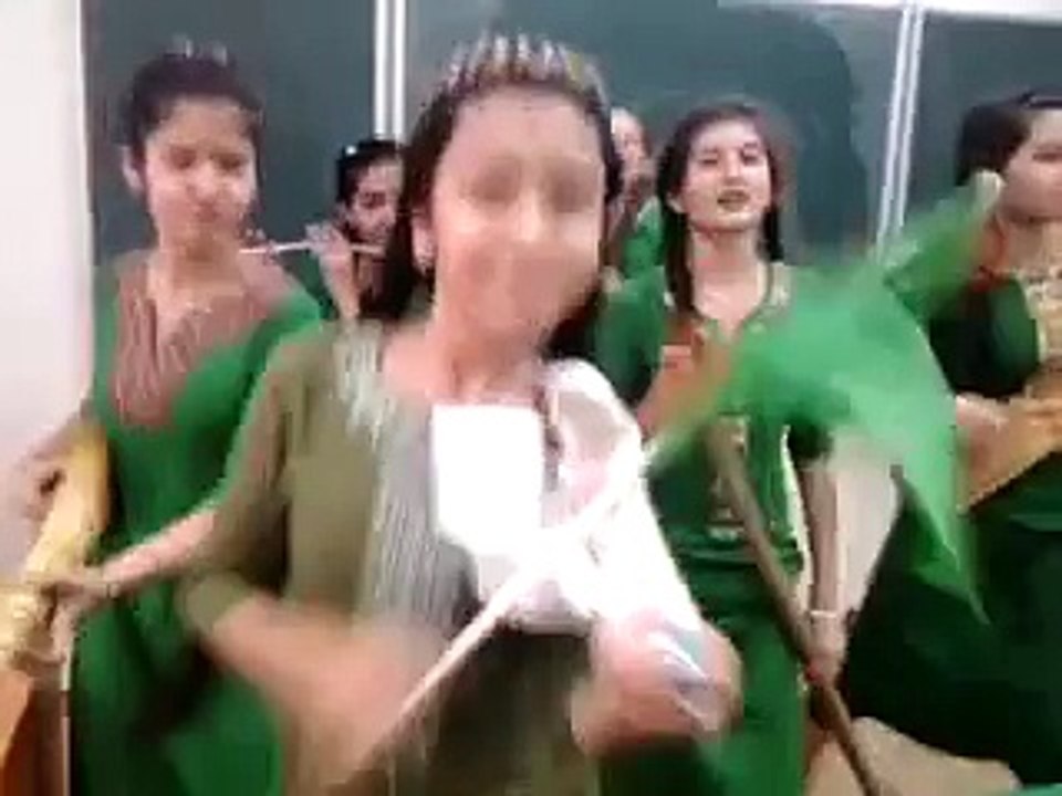 Туркменские ученицы сняли клип. Власти недовольны