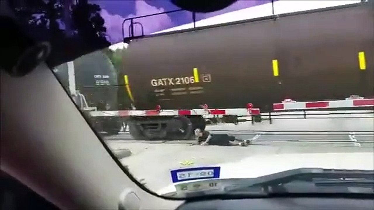 Un homme inconscient s'amuse à faire des roulades sous un train en marche