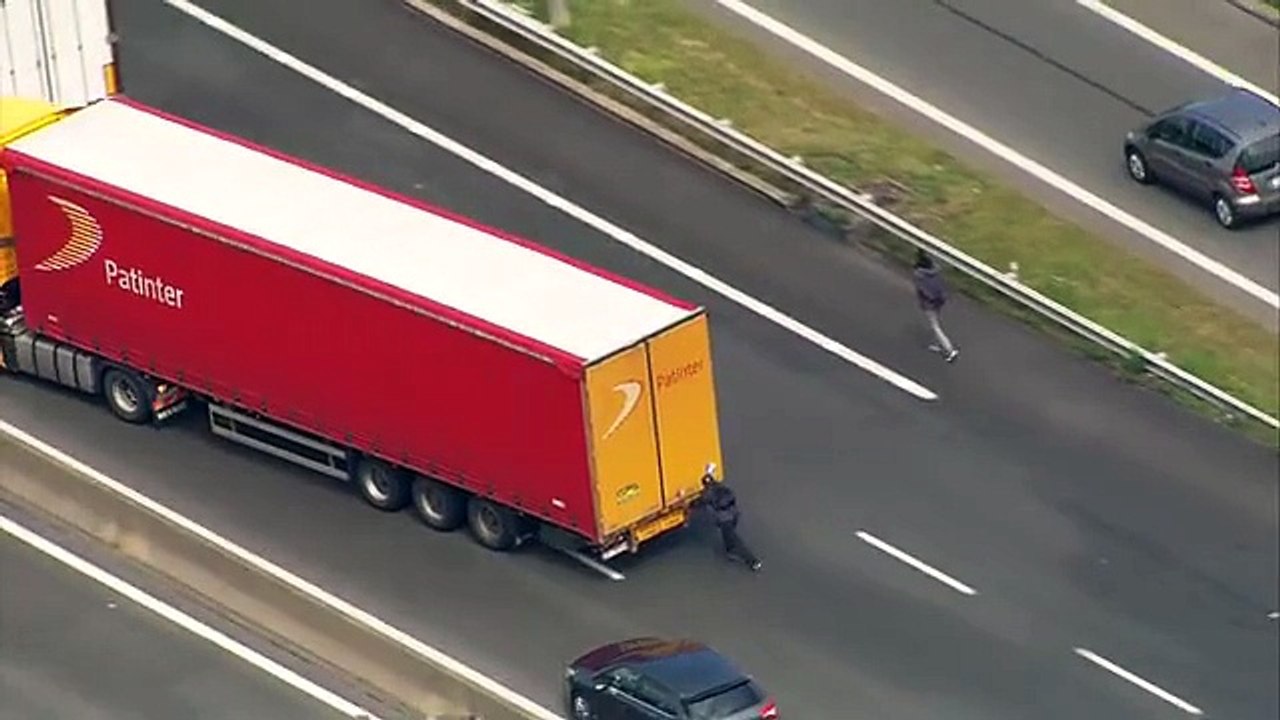 Moment Calais migrants jumped onboard lorries-copypasteads.com
