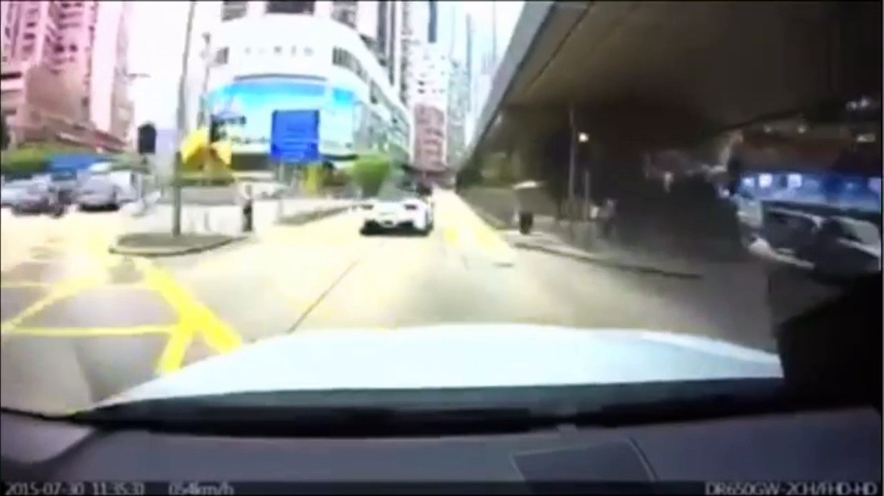 Une Ferrari 458 se crashe contre un van
