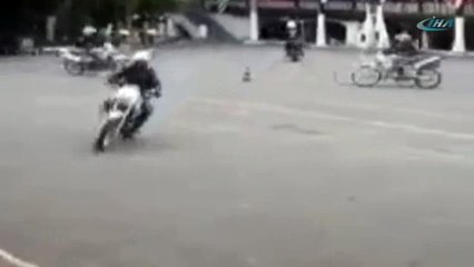 Polis gösterisinde ’geliyorum’ diyen kaza !