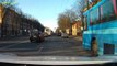 Rīgas Satiksmes trolejbuss šķērso krustojumu pie sarkanās gaismas (HD)