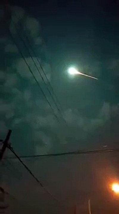 LUZ VERDE EN EL CIELO DE BUENOS AIRES ARGENTINA 30-7-2015