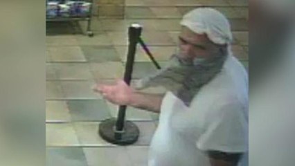 Subway employees thwart robber by ignoring him