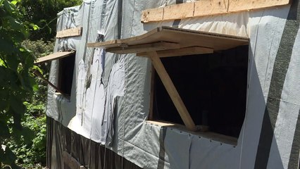 Makeshift school opens in Calais 'Jungle' camp