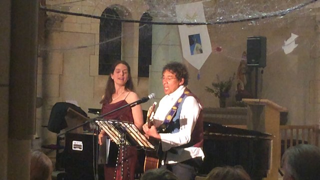 Laurent Voulzy, Hélène Le Corre et Alan Stivell interprètent Tri martolod