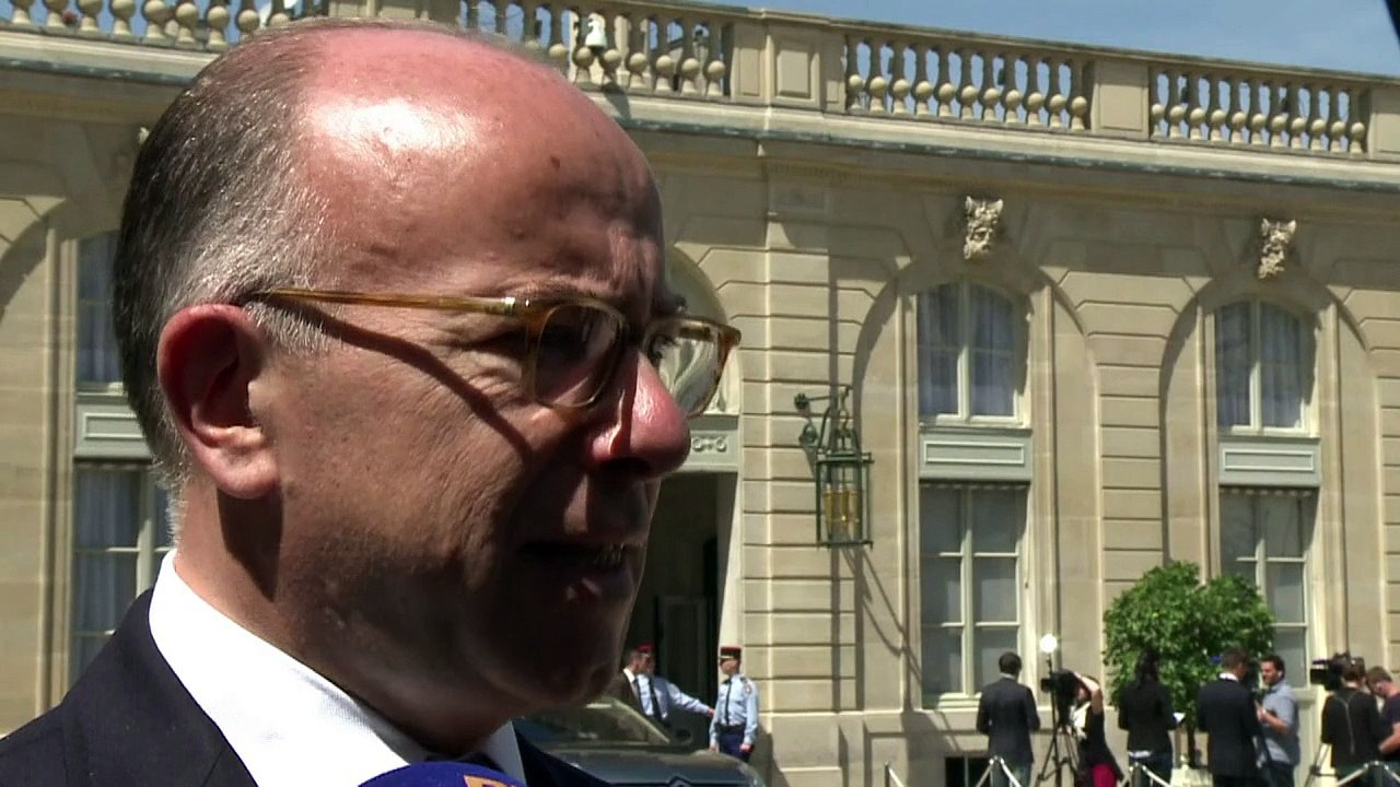 Migrants à Calais: Cazeneuve cible les passeurs