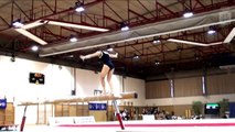Ana María Izurieta en barra de equilibrio. Competición Gimnasia Artística femenina