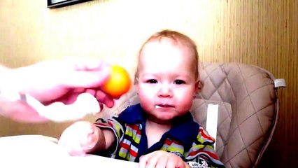 Папа кормит ребенка. Прикол!