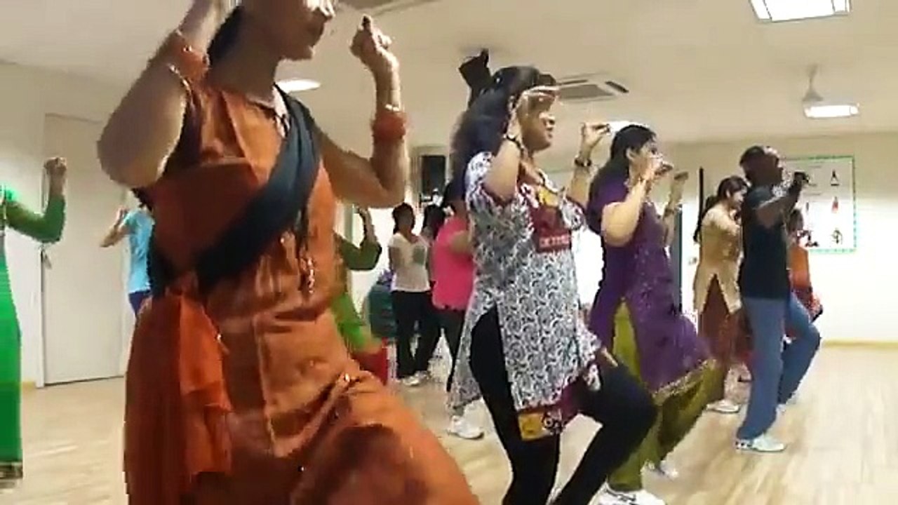 ANDHRA AUNTIES DANCING FOR POOVAI POOVAI.
