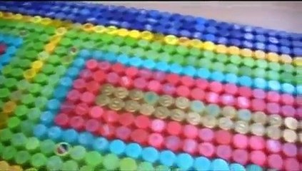 Como fazer um tapete usando tampinhas de garrafas pet.