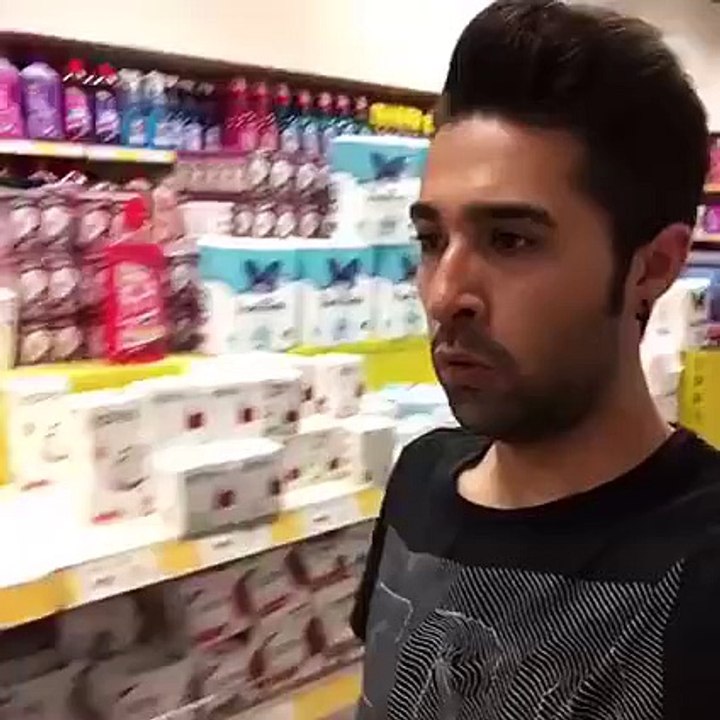 Markette kadın reyonundan geçen erkeğin karşı konulamaz merakı.