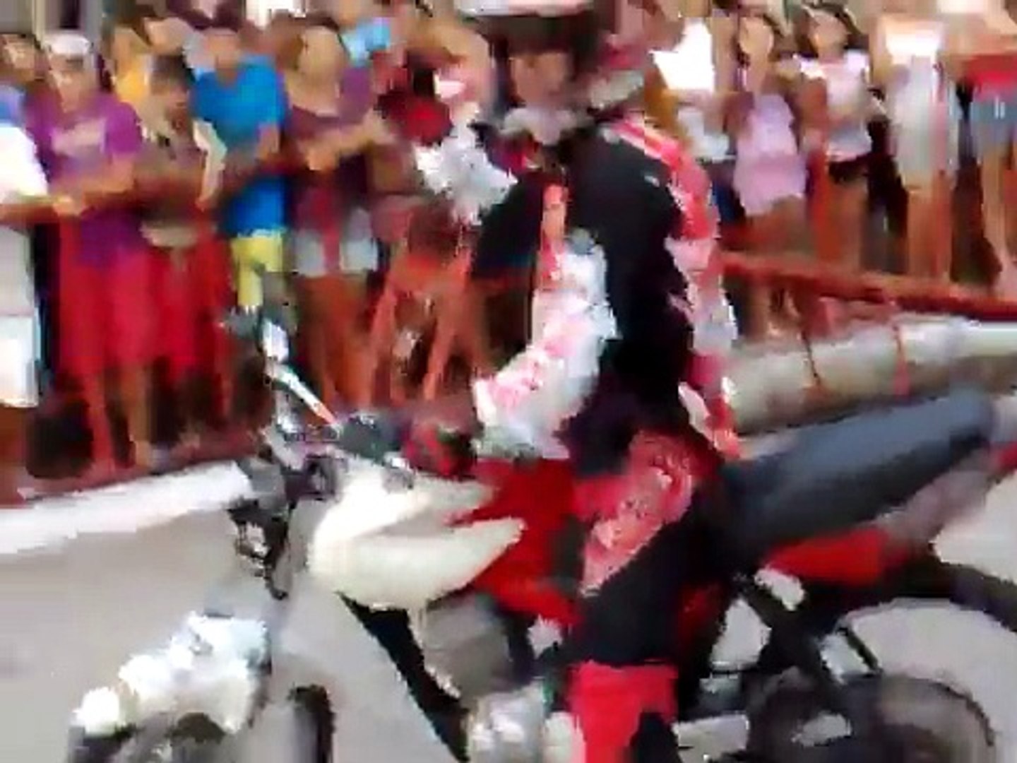pedroteia filma acrobacias com moto (video inédito)