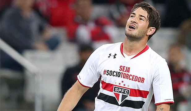 Lateral do Timão elogia Pato e 'comemora' ausência do atacante no Majestoso