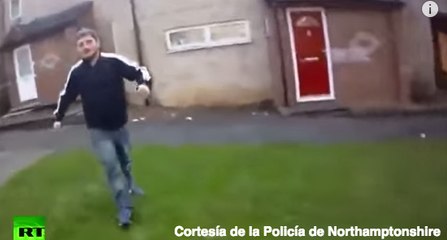 Policía graba momento en el que es atacado con un cuchillo