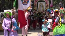 Cientos de payasos peregrinan acompañando a la Virgen de Guadalupe