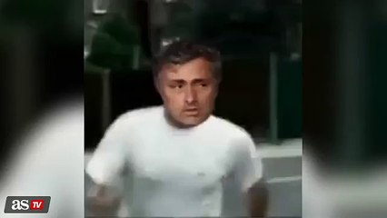 Video herunterladen: José Mourinho, Rafael Benítez y la mejor parodia del conflicto entre ambos