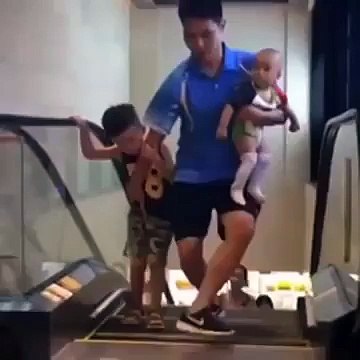 evitando escaleras mecanicas china,videos de humor y diverti
