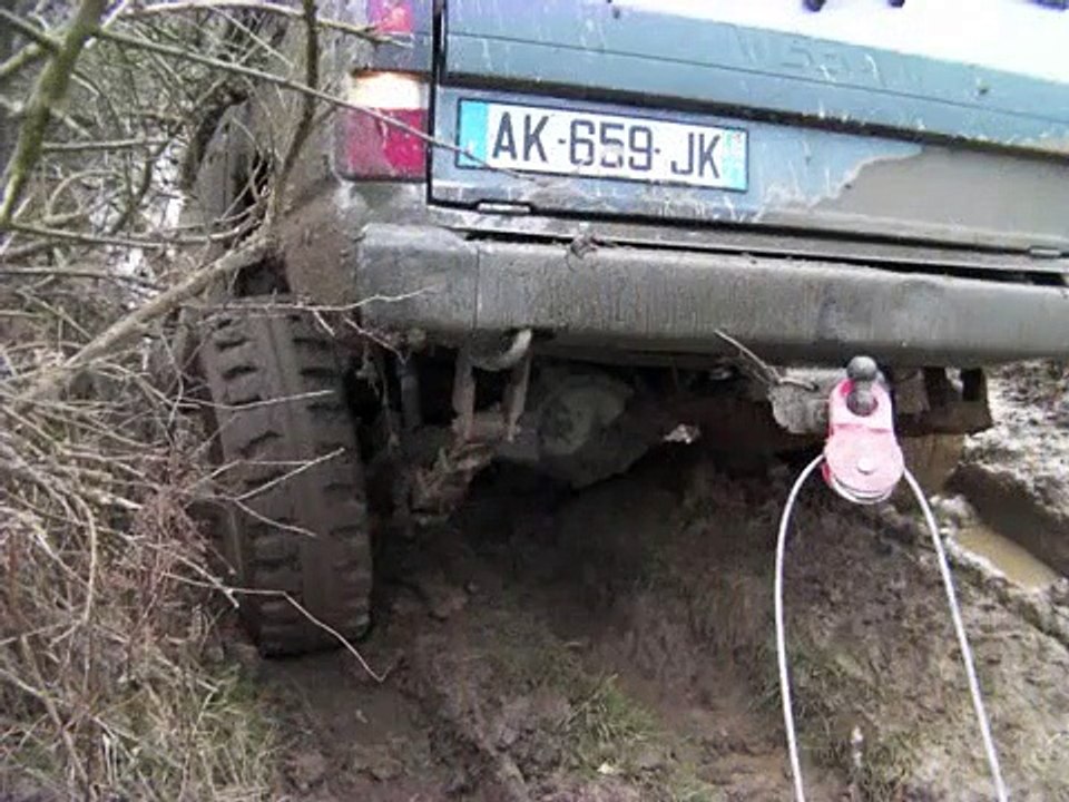 4x4 nissan patrol GR Y60 et nissan baroud dans bourbier et dans une côte boueuse