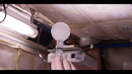 Il fait fondre un cachet d'aspirine en apesanteur