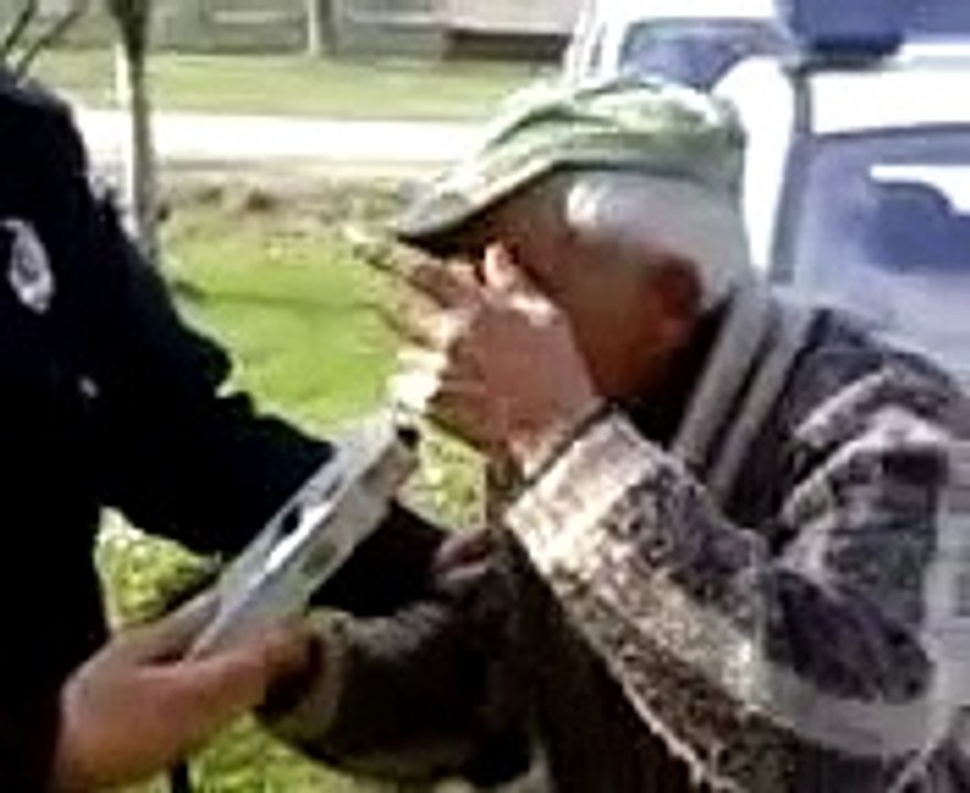 Pijany dziadek dmucha