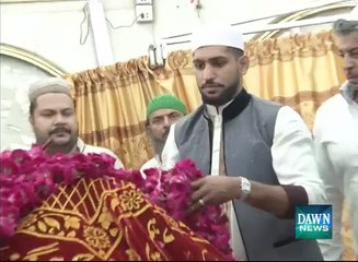 Boxer Amir khan prays at Data Darbar Lahore