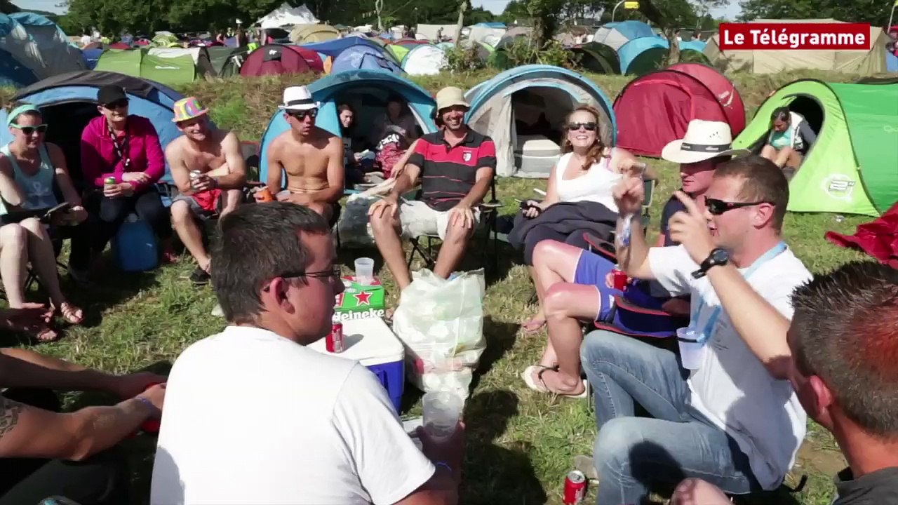 Bout du Monde. La Compagnie Créole, affiche surprise, des campeurs chantent