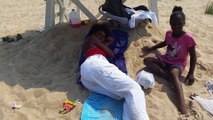 Cette femme sauveteur en mer dort pendant ses heures de travail