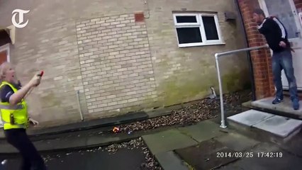 Un tipo con un cuchillo se enfrenta a unos policias britanicos