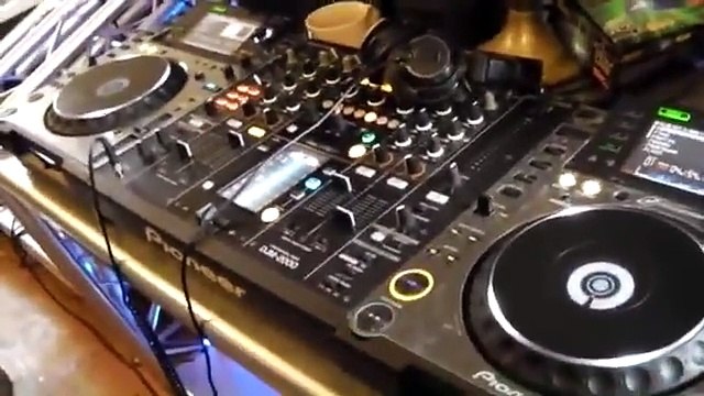 DJ Tutorial. How to construct a set that will stand out. Two tunes always in the mix!
