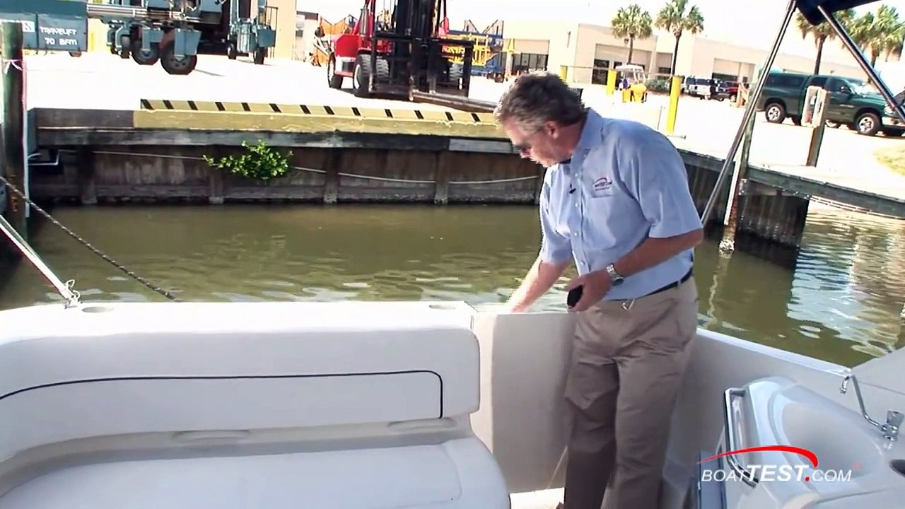 Bayliner 285 Sunbridge (Express Cruiser) 2010 Boat Feature Reviews - By BoatTest.com