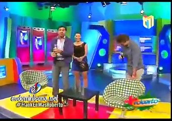 Frank Perozo puso nerviosa a Hony Estrella, luego la besa a piquito