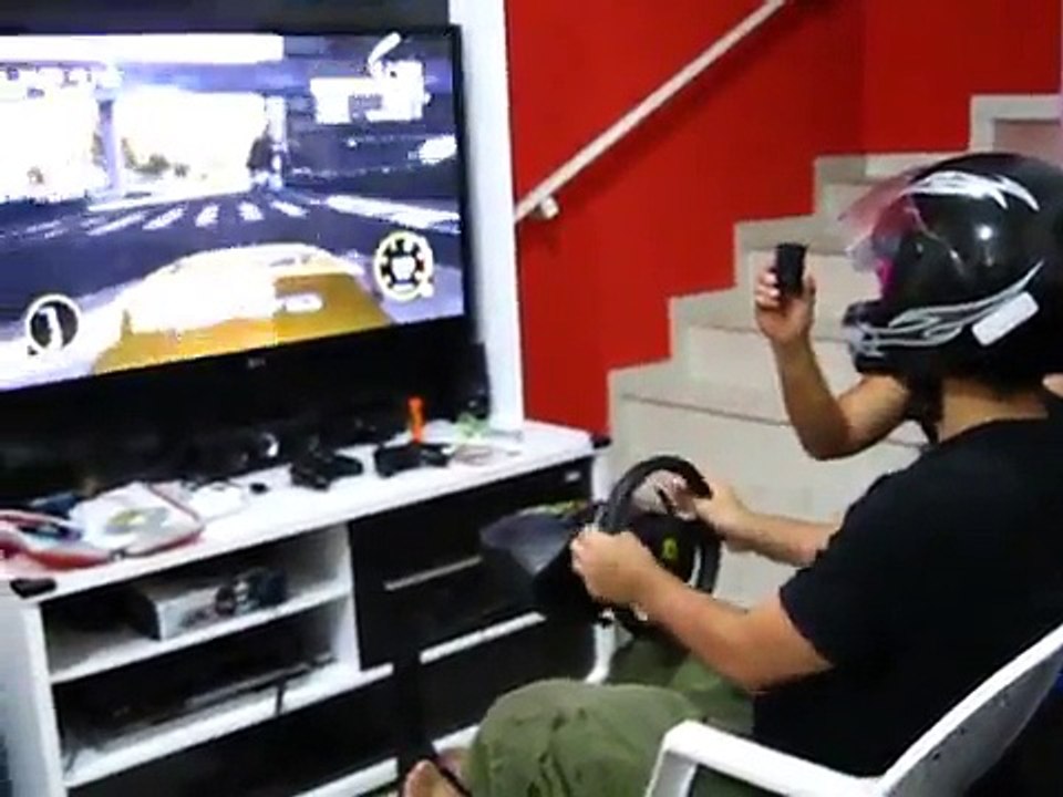"Edição Trash" de Race Drive GRID no Volante Thrustmaster Ferrari 458 - Xbox 360