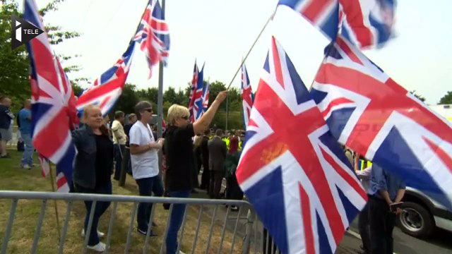 Pro et anti-migrants manifestent à la sortie de l'Eurotunnel